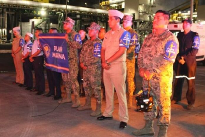 Marina movilizó a 100 elementos tras incendio en refinería de Dos Bocas
