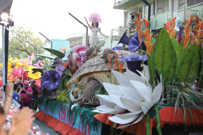 Miles disfrutan del Desfile de Carros Alegóricos de la Feria Tabasco 2026