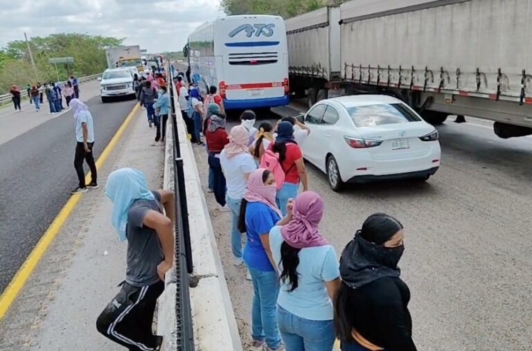 Normalistas de Hecelchakán bloquean carretera Campeche-Mérida; exigen mejoras a plantel