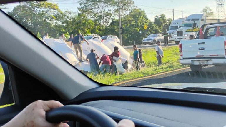 Tráiler cargado de azúcar es rapiñado tras accidente en la Villahermosa-Cárdenas