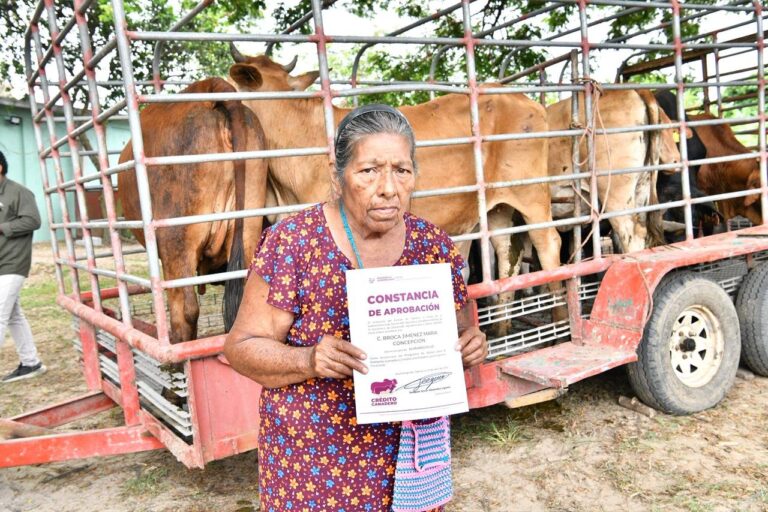 Entregan paquetes de Crédito Ganadero a la Palabra en Huimanguillo