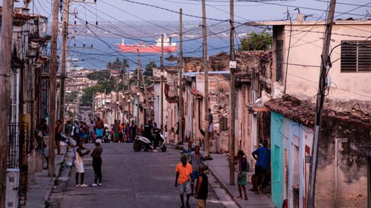 EU intimida a quienes quieren comerciar con Cuba, acusa canciller de la isla; defiende derecho a importar combustibles