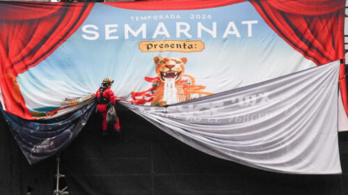Greenpeace despliega manta en Bellas Artes contra proyecto "Perfect Day"