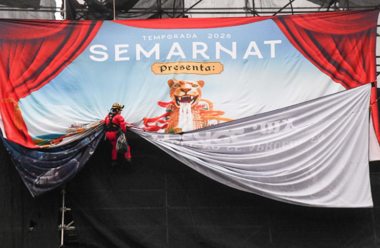Greenpeace despliega manta en Bellas Artes contra proyecto “Perfect Day”