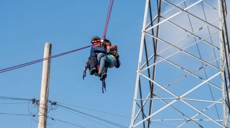 Cuerpos de emergencia rescatan a mujer que amenazó con arrojarse desde una torre de la CFE en Mérida
