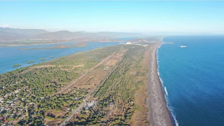 Desmiente la Secretaría de Marina dragado ilegal en Laguna de Cuyutlán; aclara que es traslado logístico de equipo