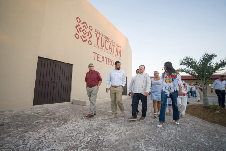 Díaz Mena entrega la renovada Casa de la Cultura de Tekit