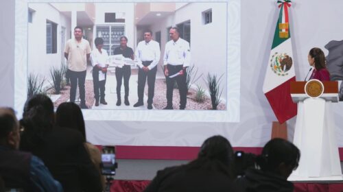 Entregan viviendas del Bienestar en Comalcalco, Tabasco