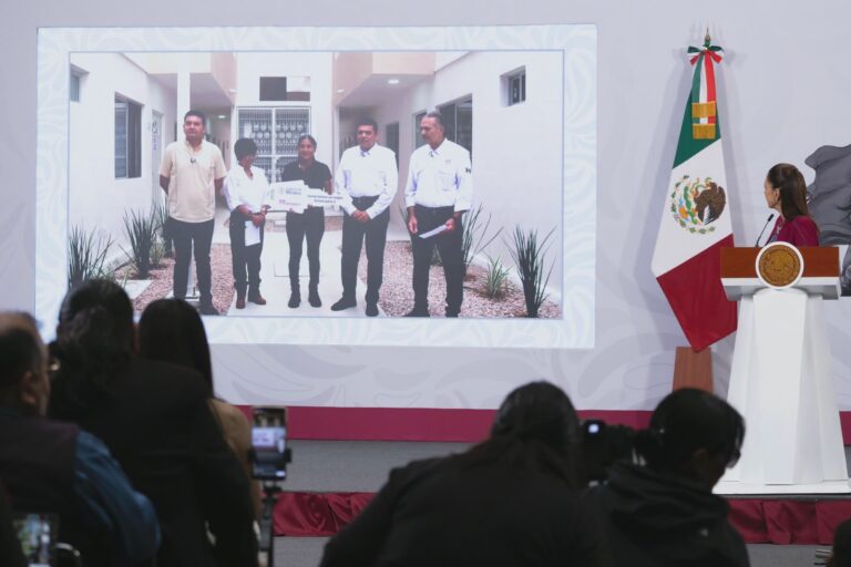 Entregan viviendas del Bienestar en Comalcalco, Tabasco