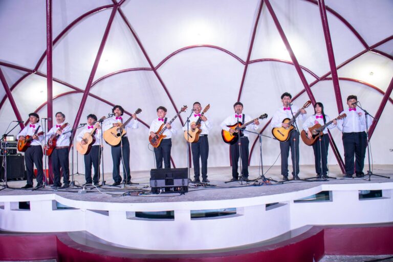 FPMC celebra a las mamás con el recital “Noche de Rosas y Serenata”