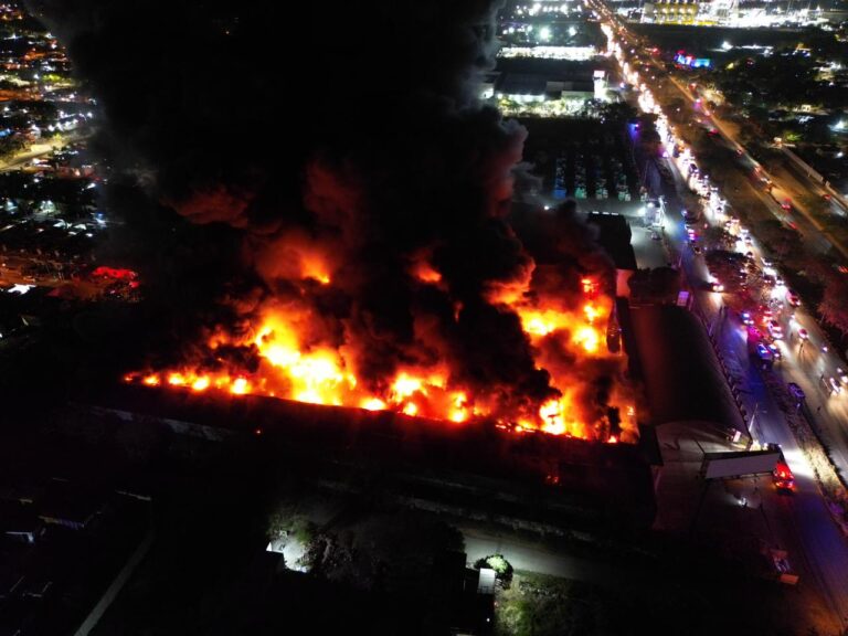 Incendio consume bodega de electrodomésticos en Mérida