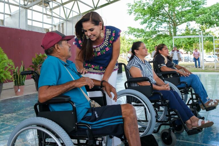 Mara Lezama entrega apoyos funcionales en Bacalar