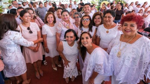 Mara Lezama rinde homenaje a maestras y maestros de Quintana Roo