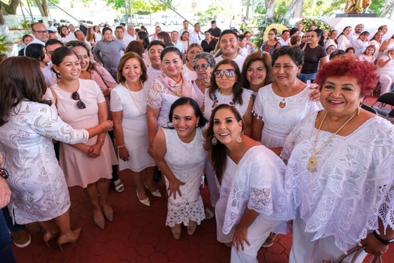 Mara Lezama rinde homenaje a maestras y maestros de Quintana Roo