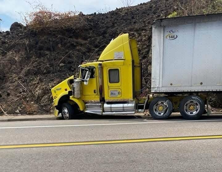 Tráiler se queda sin frenos y choca contra caseta de Arriaga, Chiapas; hay 6 lesionados