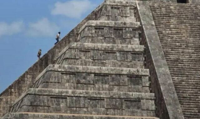 Turistas rompen reglas y suben a la pirámide de Chichén Itzá