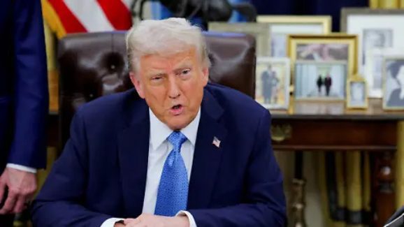 Enfría Donald Trump el acuerdo con Irán mientras cae su popularidad