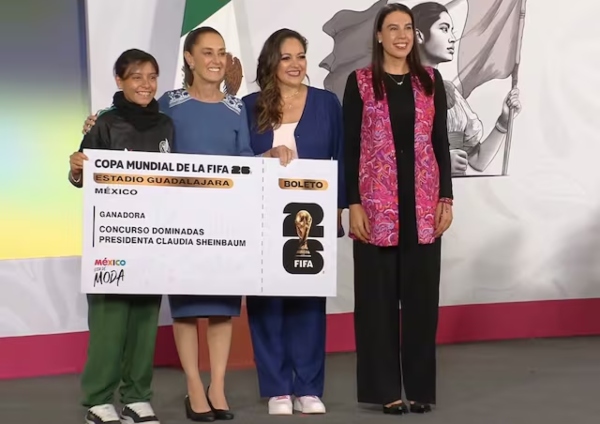 Presentan a las ganadoras de los boletos de Sheinbaum y Brugada para el Mundial 2026
