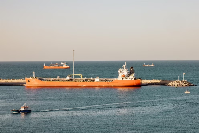 Estados Unidos destructores, más de 100 aeronaves y 15.000 militares para escoltar los barcos atrapados en el estrecho de Ormuz