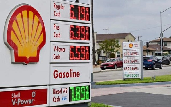 Suspenderá Trump impuesto a gasolina, hasta que bajen los preciosde los hidrocarburos; requiere aval del Congreso