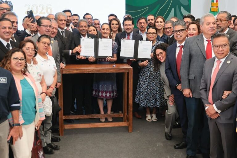 Sheinbaum anuncia acuerdo para que trabajadores del Estado ganen el salario medio del IMSS