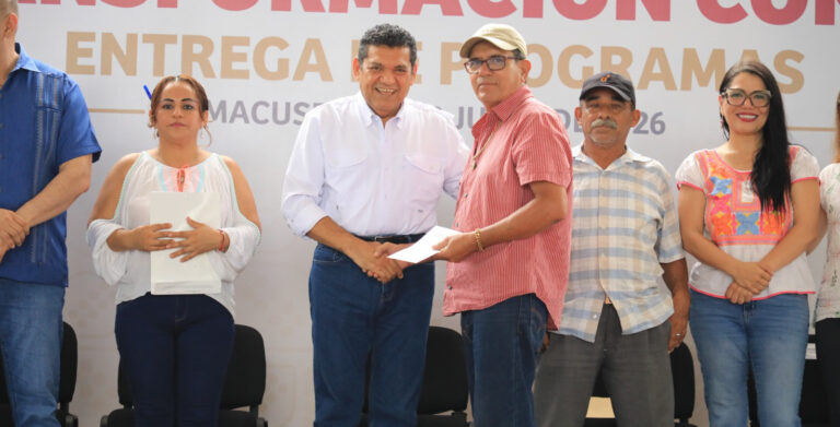 Adultos de la tercera edad reciben apoyos económicos en Tabasco