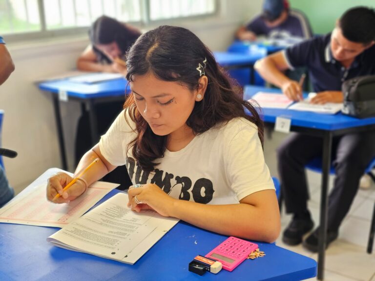 Aspirantes a docentes en Quintana Roo presentan el examen de ingreso EXANI-II