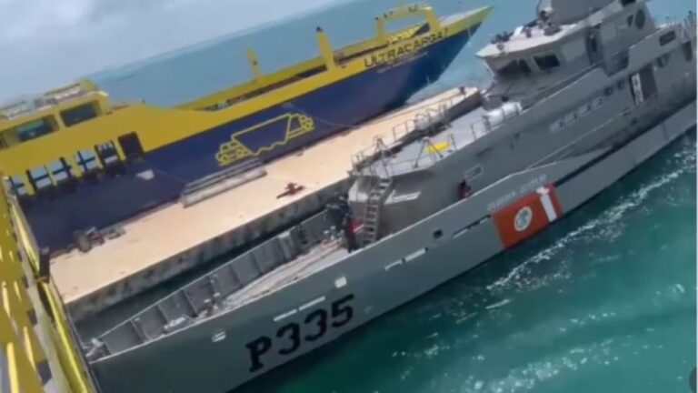 Buque de la Marina choca contra ferry en Isla Mujeres