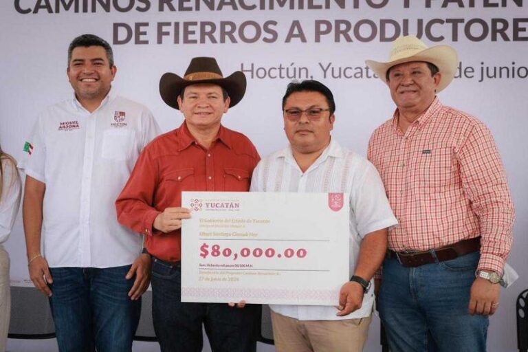 Díaz Mena entrega apoyos para el campo en Hoctún e Izamal