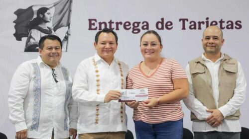 Díaz Mena entrega apoyos para el campo y la educación en Yucatán
