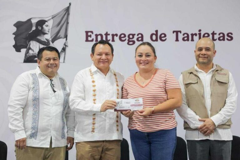 Díaz Mena entrega apoyos para el campo y la educación en Yucatán