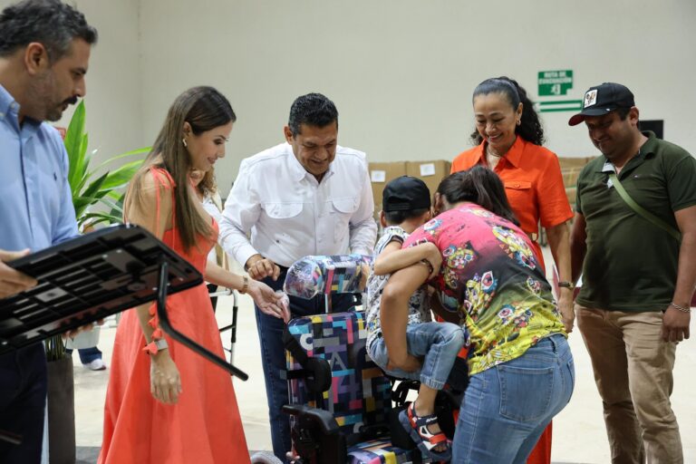 Javier May entrega más de 2 mil apoyos funcionales a personas con discapacidad en Tabasco