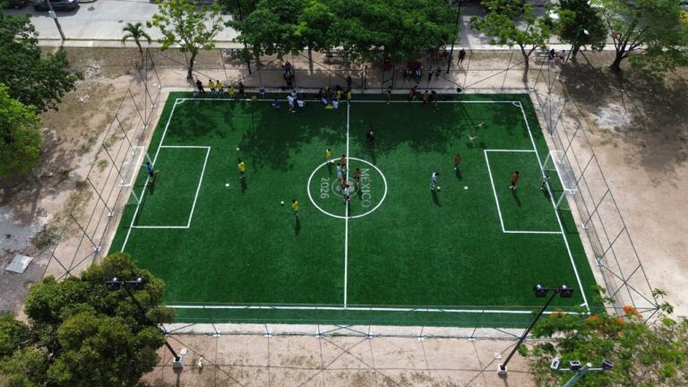Mara Lezama entrega nueva cancha de fútbol 5 en Cancún