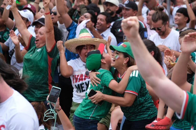 Mara Lezama vive la pasión del Mundial en el Malecón Tajamar de Cancún