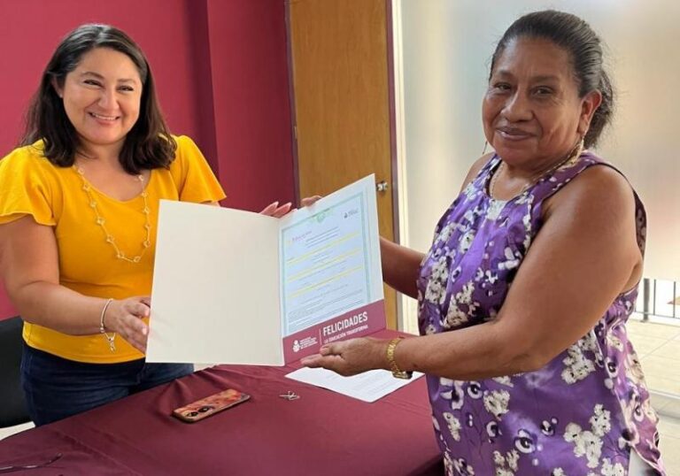 Más de 800 adultos obtienen su certificado de primaria en Yucatán durante 2026