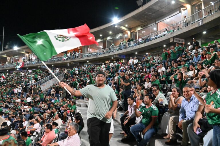 Miles de tabasqueños celebran el triunfo de México en el Estadio Centenario