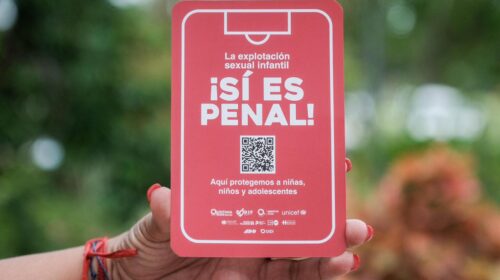 Lanzan la estrategia “Tarjeta Roja” contra la explotación infantil en QRoo Durante el evento realizado en el Planetario Ka’Yok’ de Cancún, la Gobernadora destacó que esta estrategia fortalece el trabajo que realiza este gobierno humanista con corazón feminista para proteger integralmente a niñas, niños y adolescentes, priorizando siempre su bienestar, seguridad y desarrollo pleno. “En Quintana Roo no vamos a permitir que ninguna niña, niño o adolescente sea víctima de violencia o explotación. Esta estrategia es un llamado a actuar en unidad como sociedad, gobierno e iniciativa privada para proteger a nuestras infancias”, expresó. Por su parte, la presidenta honoraria del Sistema DIF Quintana Roo, Verónica Lezama, subrayó que la protección de la niñez ha sido y seguirá siendo una prioridad permanente para el DIF estatal, impulsando acciones de prevención, acompañamiento y atención para garantizar entornos seguros y libres de violencia. “Queremos que cada persona que forma parte del sector turístico y de movilidad sepa cómo actuar ante una situación de riesgo, porque la protección de la infancia requiere preparación, responsabilidad y acción. La Tarjeta Roja representa precisamente eso: una red de personas comprometidas con cuidar a quienes más nos necesitan”, señaló. La estrategia “Cero Tolerancia: Tarjeta Roja” es resultado de más de un año de trabajo coordinado entre el Gobierno del Estado, el Sistema DIF Quintana Roo, la Secretaría de Turismo, el Instituto de Movilidad de Quintana Roo, UNICEF y representantes del sector turístico y hotelero para fortalecer la prevención y atención de posibles casos de explotación sexual infantil. “El liderazgo de Quintana Roo es fundamental para demostrar que la protección de niñas, niños y adolescentes debe ser parte esencial de un turismo responsable y sostenible. La campaña Tarjeta Roja envía un mensaje claro: la seguridad y el bienestar de la niñez son responsabilidad de todos”, señaló Luis Fernando Carrera Castro, representante de UNICEF en México.