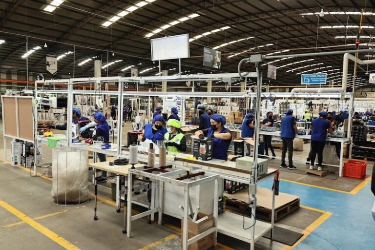 ¡Buenas noticias! Claudia Sheinbaum celebra récord en exportaciones con 709 mil mdd y crecimiento de 2.1% en la actividad industrial