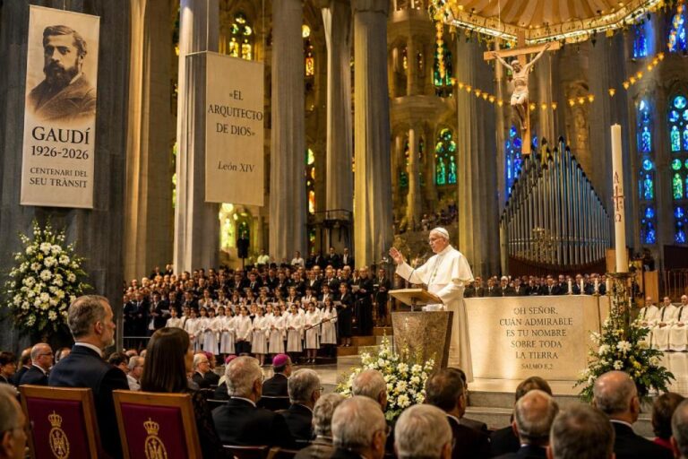 El papa en Barcelona, en busca del rostro de Dios