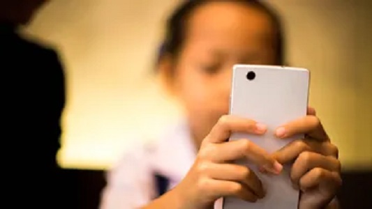 Canadá busca prohibir el uso de redes sociales a menores