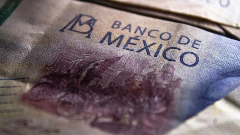 Encuesta Banxico: Analistas prevén menor inflación y un peso firme
