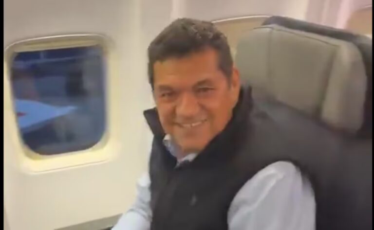 Confrontan a Javier May por volar en primera clase