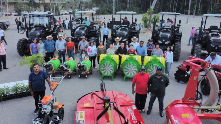 Entregan maquinaria e implementos agrícolas a productores de Quintana Roo