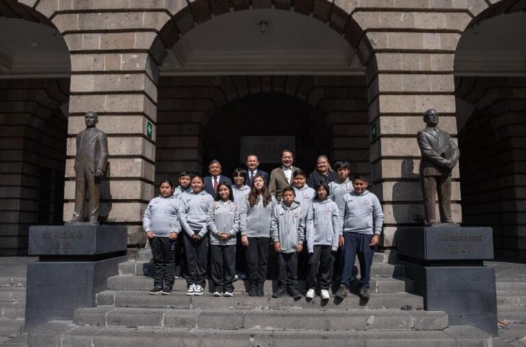 Estudiantes destacados de Yucatán visitan la SEP