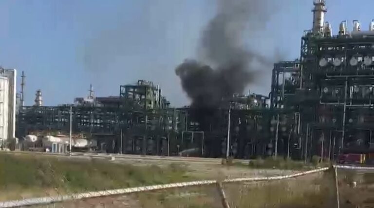 Fuga de crudo causa fuego incipiente en la Refinería Olmeca; Pemex descarta lesionados