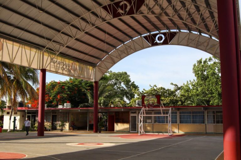 Gobierno de Quintana Roo dignifica secundaria fundada en 1948