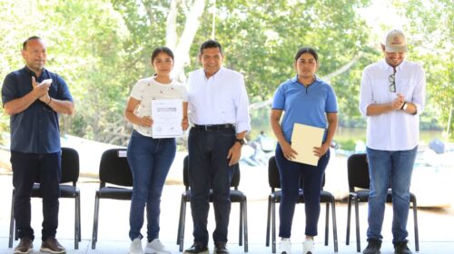 Javier May entrega constancias a 100 ostricultoras de Cárdenas dentro del programa Pescando Vida