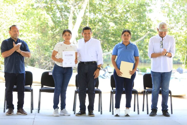Javier May entrega constancias a 100 ostricultoras de Cárdenas dentro del programa Pescando Vida