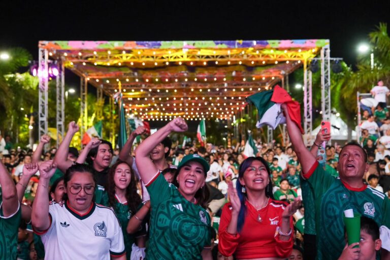 Mara Lezama vive la pasión mundialista en los Fut Fest de Isla Mujeres y Cancún