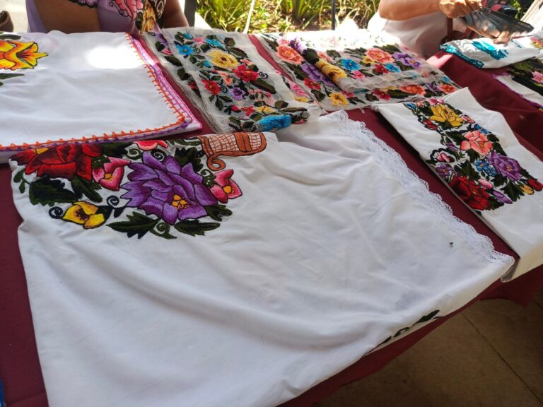 Más de 120 artesanas de Yucatán participan en la Feria Artesanal por los Derechos de las Mujeres